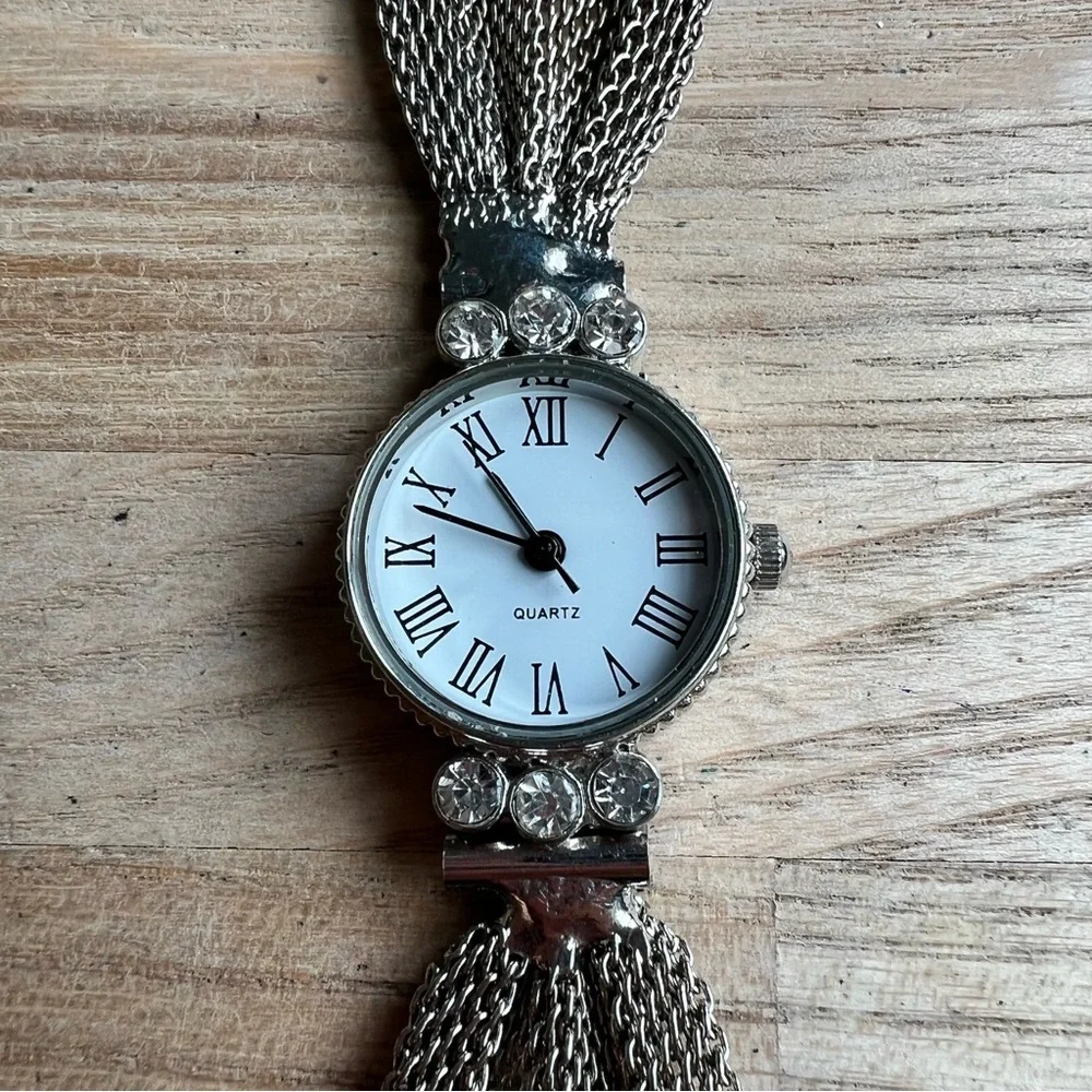 LGP ladies silver tone bracelet fashion watch NEW BATTERY